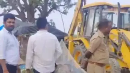सहजनवा: सहजनवां के कटसहरा गांव में ग्राम समाज की जमीन से अतिक्रमण को जेसीबी से खाली कराया गया, कोर्ट के आदेश पर हुई कार्रवाई