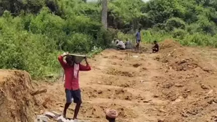 बाघमारा/कतरास: बाघमारा के बामनडीहा जंगल में बाउंड्री निर्माण शुरू होने से रैयत ग्रामीणों में आक्रोश