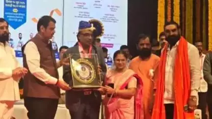 कळमनूरी: आ. संतोष बांगर यांचे स्विय सहायक भिमराव सावतकर यांना समाजभुषण पुरस्कार प्रदान