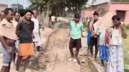 आज़मनगर: आज़मनगर: खरसोता में सड़क निर्माण की मांग को लेकर ग्रामीणों का प्रदर्शन