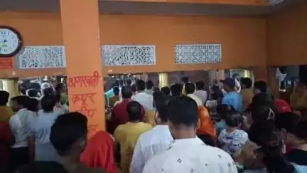 बरहज: बारीपूर हनुमान मंदिर में आस्था का सैलाब, अंतिम बड़े मंगलवार को श्रद्धालुओं की उमड़ी भीड़