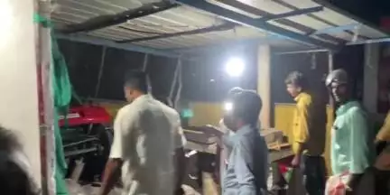 പുനലൂർ: കുളത്തൂപ്പുഴയിൽ കാറും ബൈക്കും കൂട്ടിയിടിച്ച് യുവാവിന് പരിക്കേറ്റു, കാർ കടയിലേക്ക് ഇടിച്ച് കയറി
