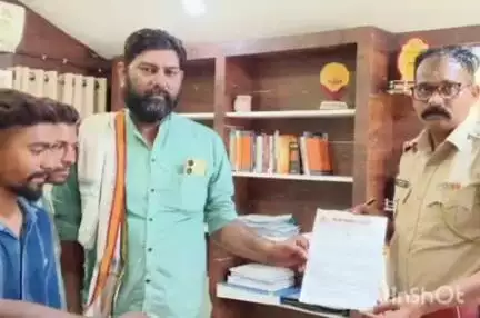 वरोरा: गुरुकुंज मोझरी येथील आंदोलनाच्या समर्थनार्थ आंदोलनासाठी प्रहार जनशक्ती पक्षाचे वरोरा ठाणेदारांना निवेदन