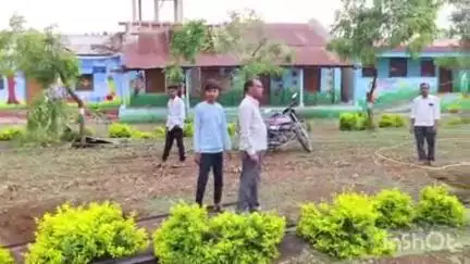 कारंजा: जिल्ह्यात इंझोरी परिसरात वादळी वाऱ्यासह पाऊस झाडं उन्मळून पडलीत #Jansamasya