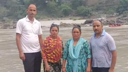 टिहरी: गंगा की तेज धार में बहती महिलाओं के लिए पुलिस बनी देवदूत, किया रेस्क्यू
