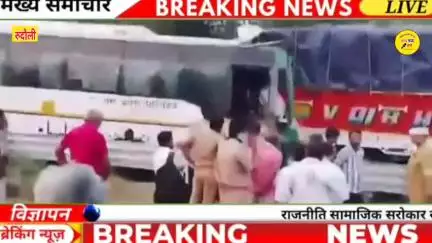 रुदौली क्षेत्र में आगे चल रहे ट्रक में घुसी निजी बस 24 लोग हुए घायल 9 को जिला अस्पताल किया गया रेफर
