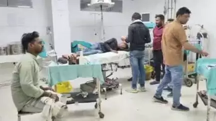 झालरापाटन: फोरलेन पर हरिपुरा के पास बाइक का पहिया खुलने से तीन मजदूर सड़क पर गिरे, एसआरजी अस्पताल में भर्ती