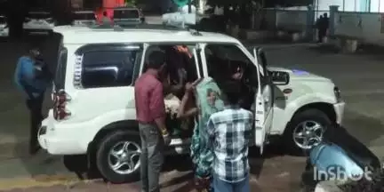 गंधवानी: ग्राम वासली में कार की टक्कर से बाइक सवार घायल, 108 वाहन न मिलने पर निजी वाहन से अस्पताल पहुंचाया