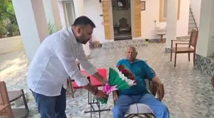 जगदीशपुर: लालू प्रसाद यादव के जन्मदिन पर जगदीशपुर राजद के युवा नेता किशोर कुणाल ने दी बधाई और लिया आशीर्वाद