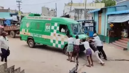 ఎమ్మిగనూరు: ఎమ్మిగనూరు : గోనెగండ్ల లో మొరాయించిన 104 ఉచిత వైద్యశిబిర వాహనం.. స్టార్ట్ చేయడానికి శ్రమించిన స్థానికులు..
