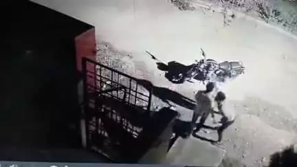 यवतमाळ: दाते कॉलेज चौक परिसरातील बिअर शॉपी बंद झाल्यानंतर बियर न  दिल्यामुळे अज्ञात तिघांकडून घरावर गोटमार