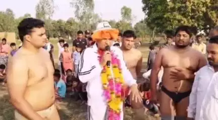 एक कुश्ती/दंगल प्रतियोगिता के दौरान युवाओं से पानी बचाने की अपील करते हुए