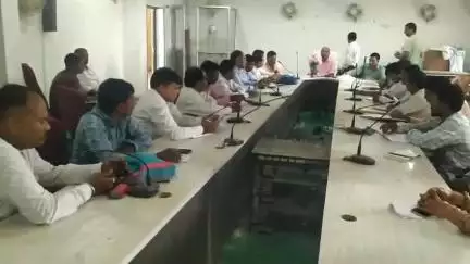 मारगोमुंडा: योजना के सफल संचालन को ले BDO ने कर्मियों के साथ बैठक कर दिए आवश्यक निर्देश।