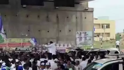 యర్రగొండపాలెం: ఎర్రగొండపాలెం ఎమ్మెల్యే చంద్రశేఖర్ ఆధ్వర్యంలో పొదిలికి భారీగా తరలి వెళ్లిన వైసీపీ నాయకులు కార్యకర్తలు