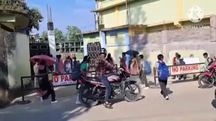 সোণাৰি: জিলা প্ৰশাসনৰ নিৰ্দেশনাৰ পাছতেই সমগ্ৰ জিলাতে পুৱা৭.৩০বজাত পৰা আৰাম্ভ হ'ল বিদ্যালয়ৰ পাঠদান, এই সিদ্ধান্তক অভিভাৱকৰ আদৰণি