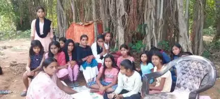 मारगोमुंडा: योजनाओं की जानकारी देने को ले स्वंयसेवी संस्था ने केंदुआटांड में किशोरियों के साथ की बैठक।