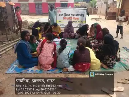 मारगोमुंडा: पंदनिया गांव में किशोरियों को स्वरोजगार हेतु बढ़ावा देने के लिए आश्रय ने स्किल डेवलपमेंट का दिया प्रशिक्षण।