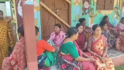 বিশালগড়: চাকুরী কেলেঙ্কারির অভিযোগে তুলসীমুড়া অঙ্গনওয়াডী সেন্টারে তালা দিলো এলাকাবাসী #jansamasya