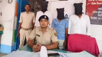 अथमलगोला: अथमलगोला बाजार में NH-31 पर वाहन जांच के दौरान पुलिस ने बोलेरो सवार तीन युवकों को शराब के साथ किया गिरफ्तार