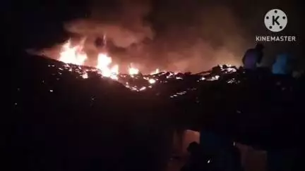शाहनगर: शॉर्ट सर्किट से लगी आग में गरीब का आशियाना जलकर खाक, 15 बकरियां भी झुलसीं