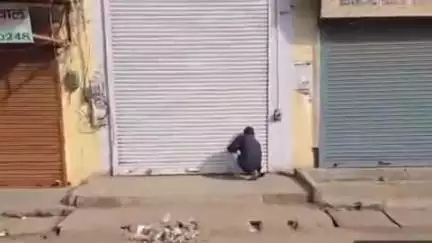 खुर्जा: खुर्जा में बाल्मीकि चौक स्थित देसी शराब के ठेके पर सुबह से बेची जा रही शराब, वीडियो हुआ वायरल