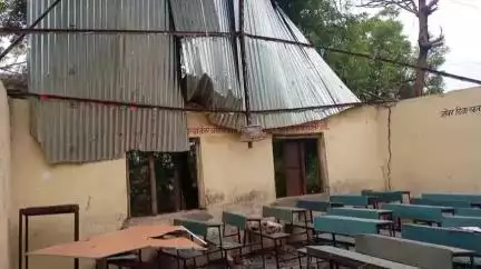 औंढा नागनाथ: शहरासह तालुक्यातील माथा परिसरात चक्रीवादळ सदृश्य वाऱ्याने शाळेसह अनेकांच्या घरावरील पत्रे गेले उडून