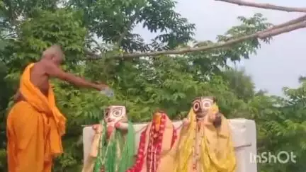 জামালপুর: চৈতন্যদেবের পদধূলি ধন্য কুলীনগ্রামে জগন্নাথ দেবের জন্মতিথি উপলক্ষে জগন্নাথ দেবের স্নান যাত্রা ভক্তি ভরে পালিত হচ্ছে