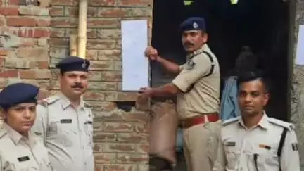 नौबतपुर: नौबतपुर पुलिस ने रंजीत सिंह हत्याकांड के 6 नामजद आरोपियों के घर पर इश्तेहार चिपकाया