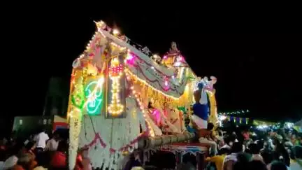 சிங்கம்புனரி: சேவுகப்பெருமாள் அய்யனார் கோவில் வைகாசி விசாக திருவிழா -பிரமாண்ட பூப்பல்லக்கு ஊர்வலம்