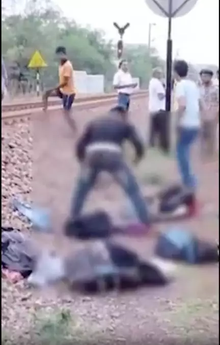 छत्तीसगढ़ के बालोद में पटरी पर सो रहे दो मजदूरों की ट्रेन से कटकर हुई मौत, अन्य दो की हालत गंभीर