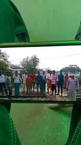 ग्राम पंचायत भूड़ बिसौली के मझरा खड़गपुर में मेन रस्ते पर नाला बनाने के उपरांत उस पर स्लैब नहीं पड़ने से गाँव वाले 2महीन