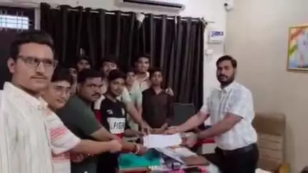 झालरापाटन: झालरापाटन में बैडमिंटन कोर्ट की मांग, युवाओं ने नगर पालिका अधिकारी को सौंपा ज्ञापन, खेल सुविधाओं की कमी से परेशान