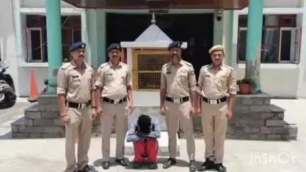 सोलन: थाना कसौली की टीम ने गुप्त सूचना के आधार पर शारड़ाघाट के पास से भगौड़े आरोपी को गिरफ्तार किया