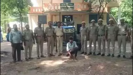 அணைக்கட்டு: அரசம்பட்டு காப்பு காட்டு பகுதியில் டிராக்டரில் மணல் கடத்திய வாலிபர் கைது முப்பதாயிரம் அபராதம் விதித்து வனத்துறை அதிகாரிகள் நடவடிக்கை
