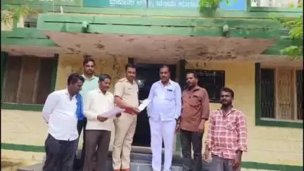 ಶೋರಾಪುರ: ಬೆಳೆದ ಗಿಡಗಳ ಕತ್ತರಿಸುವಂತೆ  ಒತ್ತಾಯ, ನಗರದ ವಲಯ ಅರಣ್ಯಾಧಿಕಾರಿ ಕಚೇರಿ ಮುಂದೆ ದಲಿತ ವಿಮೋಚನೆ ಸೇನೆ ಪ್ರತಿಭಟನೆ #localissue