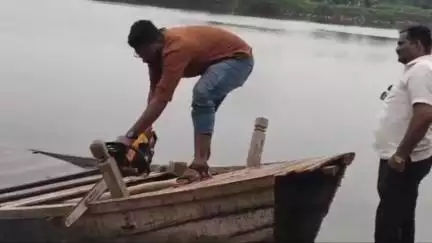 पंढरपूर: चिंचोली भोसे येथे भीमा नदी पात्रातून अवैधरित्या वाळू उपसा करणाऱ्या लाकडी होड्या कटरच्या सहाय्याने नष्ट