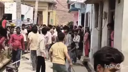 धामपुर: नहटौर क्षेत्र के गांव बेगराजपुर में पुरानी रंजिश को लेकर दो पक्षों के बीच मारपीट का लाइव वीडियो सोशल मीडिया पर हुआ वायरल