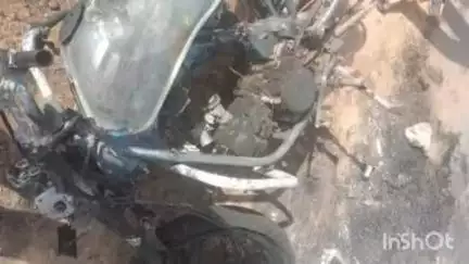भितरवार: बड़गौर पुल के पास चलती बाइक में लगी आग, चालक ने कूदकर बचाई जान