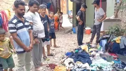 धामपुर: नहटौर के मोहल्ला मीरा की सराय में बंद घर में शॉर्ट सर्किट से आग लगने से 20 हजार की नगदी व 50 हजार का सामान जला