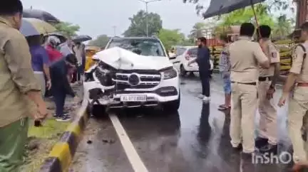 കണയന്നൂർ: നെട്ടൂർ പരുത്തിചുവട് പാലത്തിൽ ബെൻസ് കാറും പെട്ടി ഓട്ടോയും കൂട്ടിയിടിച്ച് അപകടം, രണ്ടു പേർക്ക് പരിക്ക്