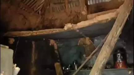 বিনপুর ২: রান্না করার সময় আচমকাই মাটির ঘরের ছাদ ভেঙে পচাপানীতে আহত এক বৃদ্ধা