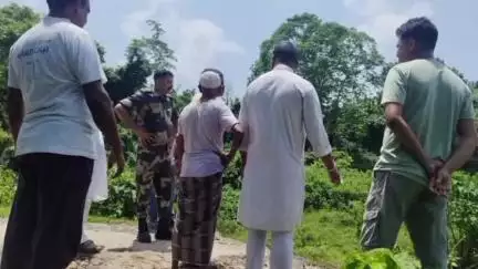 করিমগঞ্জ: BSF-র অফিসারকে সঙ্গে নিয়ে বন্যায় ক্ষতিগ্রস্ত ফরেস্ট রোড পরিদর্শন করলেন জেলা সংখ্যালঘু উন্নয়ন বোর্ডের চেয়ারম্যান