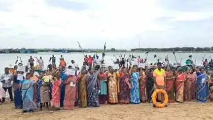 அகஸ்தீஸ்வரம்: மத்திய அரசை கண்டித்து சின்முட்டம் கடற்கரையில் கருப்புக்கொடி ஏந்தி மீனவர்கள் போராட்டம்