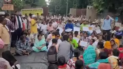 খড়গপুর ১: খড়গপুরে DRM বাংলো ঘেরাও অভিযান বস্তি বাঁচাও কমিটির, বাংলার বাইরে অবস্থান বিক্ষোভ TMC এর