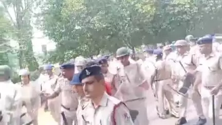 খড়গপুর ১: খড়গপুরে DRM বাংলো ঘেরাও অভিযানে ধন্ধুমার, পুলিশের সাথে ধস্তাধস্তিতে অসুস্থ TMC কাউন্সিলর