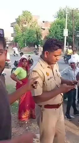 police ne jatí soochak gaali di 
bina case ko samjhe jabardasti arest karne ki koshish ki 
constable name  kirshna Kumar