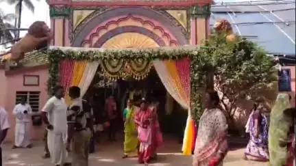 নবদ্বীপ: অসংখ্য দেশী বিদেশী ভক্ত সমাগমে  মায়াপুর রাজাপুর ইসকনের জগন্নাথ মন্দিরে আয়োজিত হল জগন্নাথদেবের স্নান যাত্রা অনুষ্ঠান