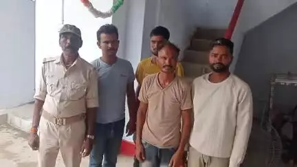 पुपरी: भिट्ठा मोर चेक पोस्ट पर पुपरी पुलिस ने नशे में जा रहे चार लोगों को किया गिरफ्तार