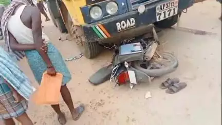 రాయదుర్గం: బేలోడు వద్ద ట్రిప్పర్ బైక్ ను డీకొన్న ఘటనలో తీవ్రంగా గాయపడిన ఒక వ్యక్తి, ఆసుపత్రికి తరలింపు