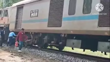 তেলিয়ামুড়া: শতাব্দী এক্সপ্রেসের ইঞ্জিনে আগুন লাগায় আতঙ্কে পড়ে যায় রেল যাত্রীরা, ঘটনাটি ঘটে তেলিয়ামুড়া রেল স্টেশনের আগে